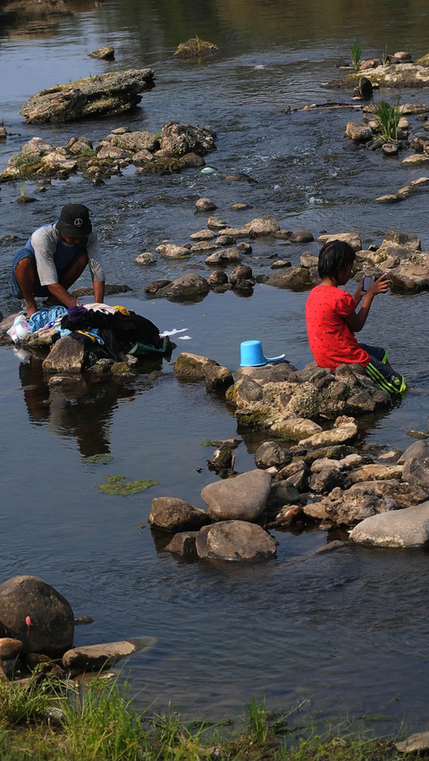 Sebagaimana yang terlihat pada Sabtu (7/10/2023), aliran sungai di depan pintu air Bendungan Cibeet tampak nyaris kering.