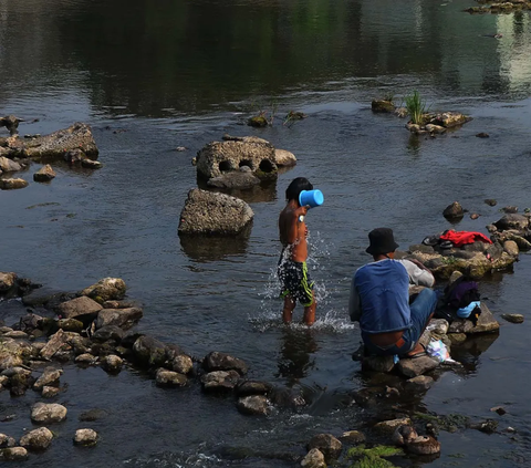 FOTO: Potret Aliran di Bendungan Cibeet Karawang Nyaris Kering Akibat El Nino