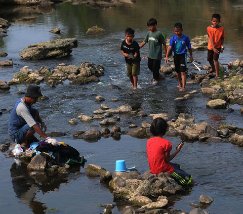 FOTO: Potret Aliran di Bendungan Cibeet Karawang Nyaris Kering Akibat El Nino