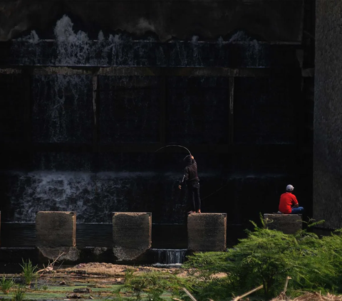 FOTO: Potret Aliran di Bendungan Cibeet Karawang Nyaris Kering Akibat El Nino