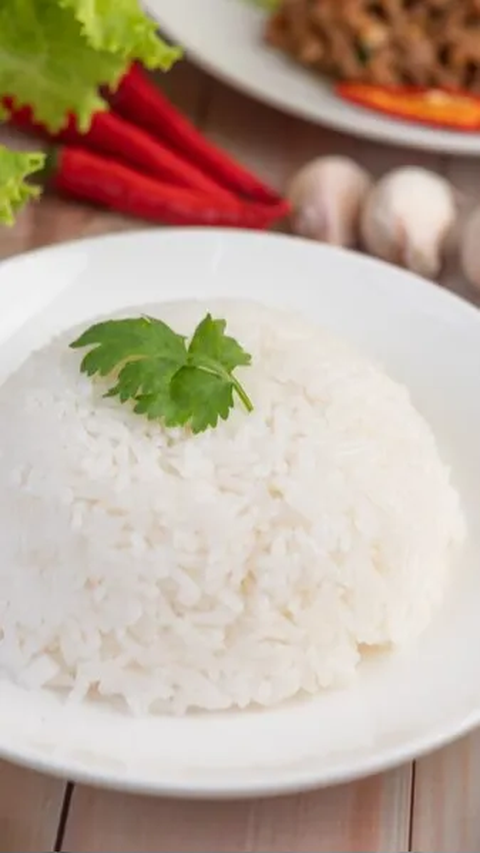 Nasi merupakan makanan pokok yang tak tergantikan, terutama di Indonesia.