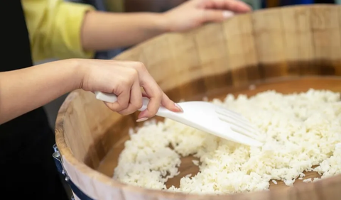 1. Kemas nasi segera: Tutup wadah dengan rapat agar dapat menahan uap dan kelembapan nasi.<br>