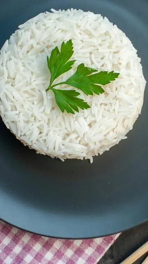 1. Siapkan mangkuk: Letakkan plastik di atas mangkuk.<br><br>2. Masukkan nasi: Angkat mangkuk dan bungkus nasi dengan plastik hingga rapat.<br><br>3. Simpan dalam kantong freezer: Tambahkan tanggal masuknya nasi ke dalam freezer untuk memudahkan pengaturan.