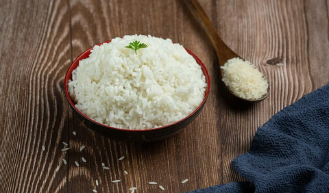 1. Memanaskan nasi dari wadah: Keluarkan nasi dari freezer, tutupi dengan serbet, dan panaskan dalam microwave atau panci kukus hingga benar-benar panas.
