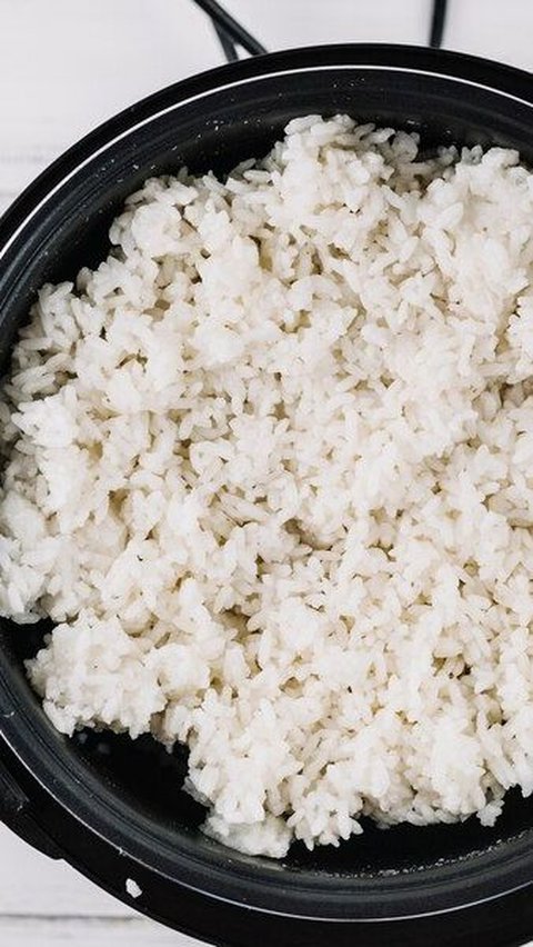 1. Jangan masukkan nasi saat masih panas: Hindari menyimpan nasi dalam freezer atau chiller saat masih panas, karena uap nasi dapat menyebabkan bintik air yang mempengaruhi kualitas nasi.