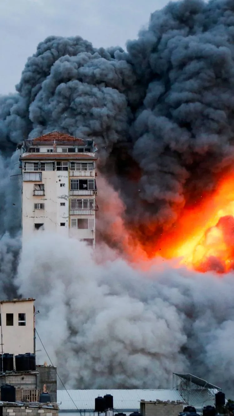 Serangan balasan pasukan Zionis itu menyasar bangunan-bangunan tinggi di Gaza yang padat penduduk.