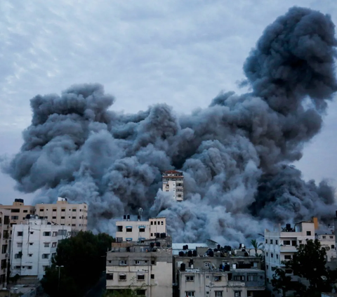 FOTO: Momen Mengerikan Serangan Balasan Israel Hancurkan Bangunan Tinggi Padat Penduduk di Gaza, Lebih dari 200 Warga Palestina Tewas