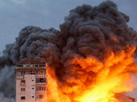 FOTO: Momen Mengerikan Serangan Balasan Israel Hancurkan Bangunan Tinggi Padat Penduduk di Gaza, Lebih dari 200 Warga Palestina Tewas