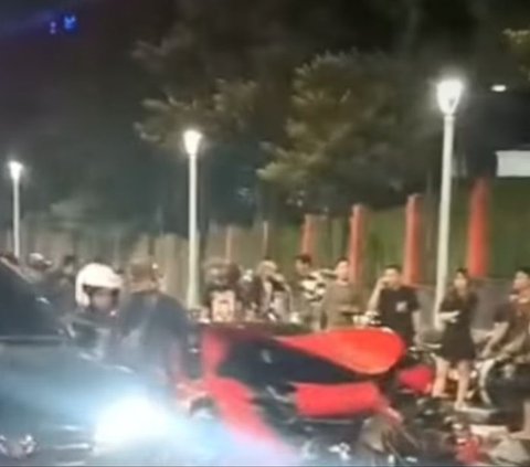 Mobil Ferrari Merah Seruduk 5 Kendaraan Sampai Ringsek di Bundaran Senayan