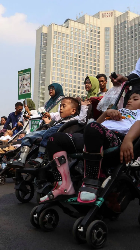 FOTO: Antusiasme Anak-Anak Pengidap Celebral Palsy Ikut Kampanye di Car Free Day