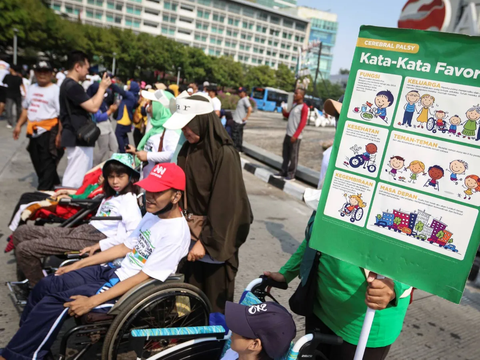 FOTO: Antusiasme Anak-Anak Pengidap Celebral Palsy Ikut Kampanye di Car Free Day