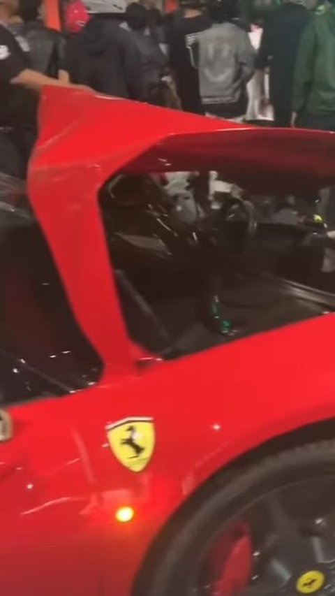 Duarr! Ferrari Seruduk 5 Kendaraan di Traffic Light Senayan, Pelaku `Dikeramas` Warga