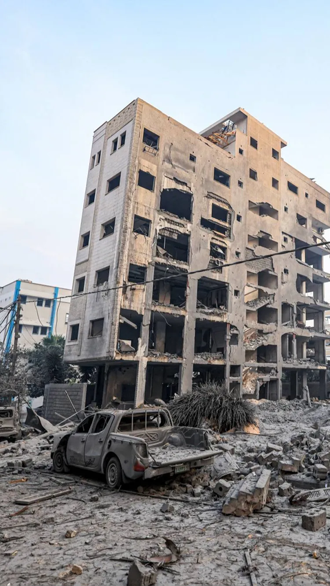 Sejumlah apartemen yang berada dekat dengan pusat serangan itu ikut rusak parah bahkan nyaris hancur hingga dinding-dinding apartemen jebol.