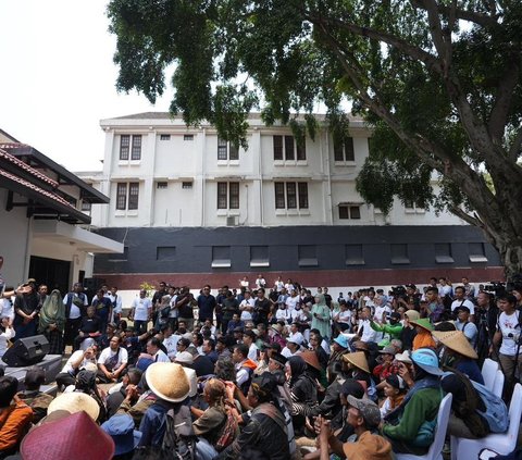 Lokasi Diskusi Tiba-Tiba Disegel, Anies Akhirnya Lesehan dengan Relawan Bandung