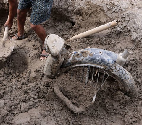 Sedikitnya 42 orang tewas setelah danau glasial meluap dan memicu banjir pada pekan ini. Sementara<br>kata pejabat pemerintah tim penyelamat masih terus berupaya mencari hampir 150 orang lainnya yang masih hilang.<br>