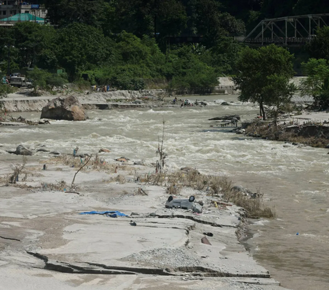 FOTO: Kendaraan-Kendaraan yang Tertelan Lumpur Pasca Banjir Bandang yang Menewaskan 42 Orang di India