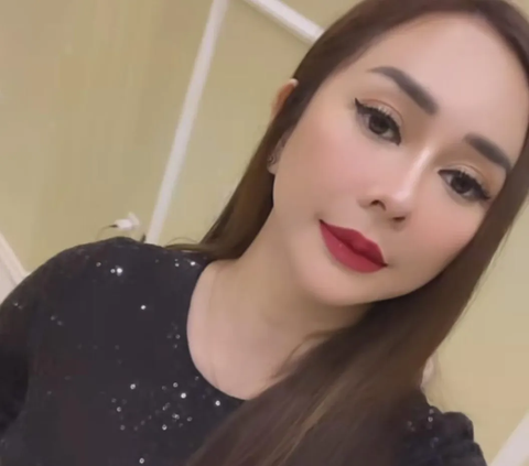 Potret Aura Kasih Disebut Aset Negara saat Tampil Stunning Pakai Dress Ketat Hitam