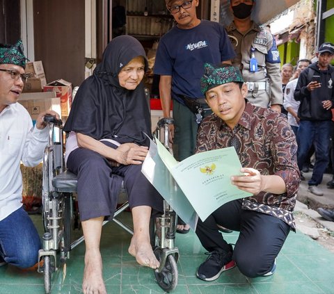 Pastikan Proses Bebas Pungli, Wamen Raja Juli Serahkan Sertifikat Door to Door di Bandung