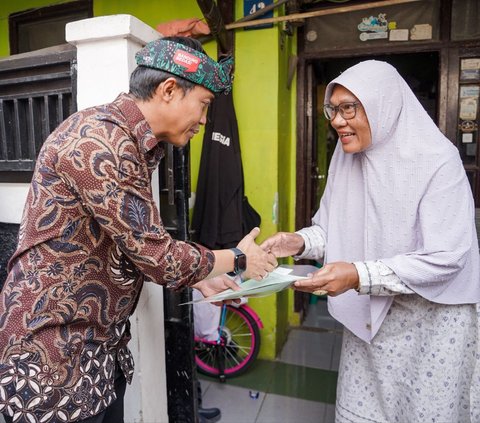 Pastikan Proses Bebas Pungli, Wamen Raja Juli Serahkan Sertifikat Door to Door di Bandung