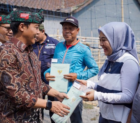 Pastikan Proses Bebas Pungli, Wamen Raja Juli Serahkan Sertifikat Door to Door di Bandung