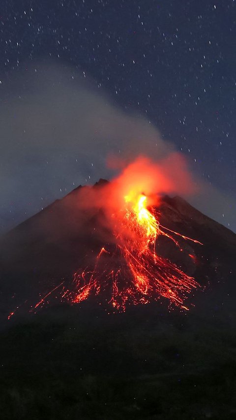 Gunung Merapi Luncurkan Guguran Lava Sejauh Ribuan Meter