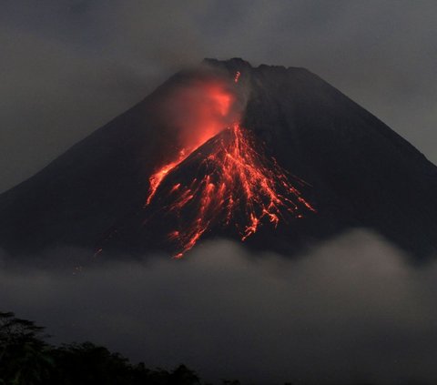 Gunung Merapi Luncurkan Guguran Lava Sejauh Ribuan Meter
