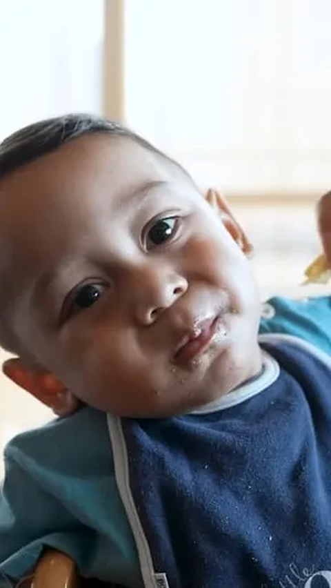 Dipuji Bayi Mandiri, Potret Menggemaskan Anak Lesti Kejora & Rizky Billar Semakin Pintar Bisa Makan Sendiri