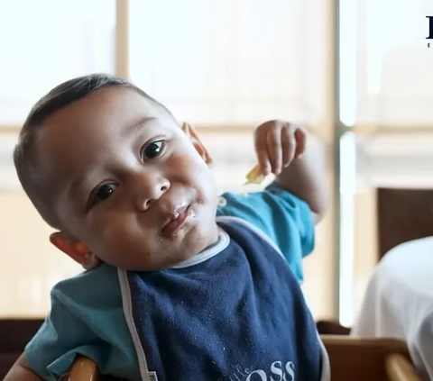 Dipuji Bayi Mandiri, Potret Menggemaskan Anak Lesti Kejora & Rizky Billar Semakin Pintar Bisa Makan Sendiri