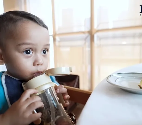 Dipuji Bayi Mandiri, Potret Menggemaskan Anak Lesti Kejora & Rizky Billar Semakin Pintar Bisa Makan Sendiri