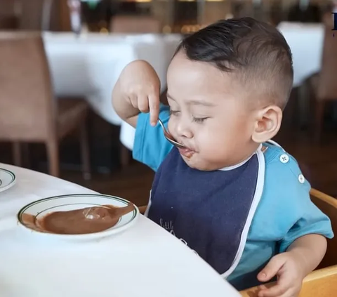 Dipuji Bayi Mandiri, Potret Menggemaskan Anak Lesti Kejora & Rizky Billar Semakin Pintar Bisa Makan Sendiri