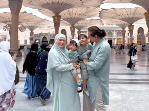 Jourell Anak Roger Danuarta Selfie di Depan Ka'bah, Bikin Gemas Ramai Didoakan jadi Anak Soleh