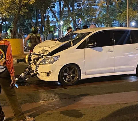 Pemotor Bonceng 3 Tewas Ditabrak Mobil saat Melintas di Kemayoran