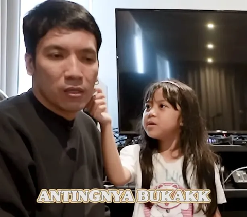 Momen Miskha Anak Desta Copot Anting Sang Ayah 'Jelek, Enggak Kaya Orang Islam'