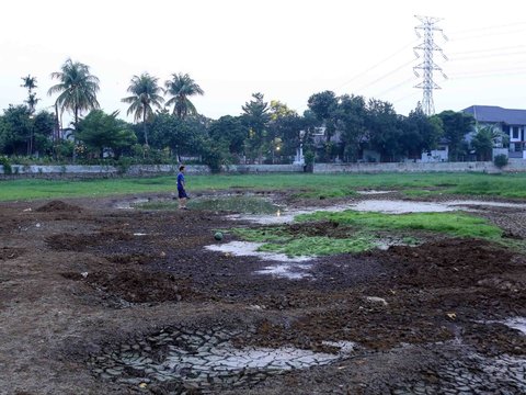 Portrait of Lake Cinere that Dries Up Due to Prolonged Drought