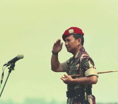 Rekam jejak kariernya di institusi TNI pun tidak perlu diragukan. Sejumlah posisi strategis pernah diemban Prabowo. Ia pernah menjabat sebagai Komandan Jenderal Kopassus dan Panglima Kostrad.<br>
