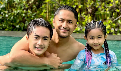 Potret Hengky Kurniawan bersama anak perempuannya, Shakila dan juga Bintang. Mereka sedang berenang bersama.<br>