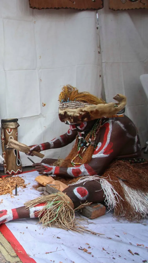 Warga suku Papua juga memperlihatkan aktivitas kerajinan yang dilakukan dalam kehidupan sehari-harinya di tanah Papua.<br>