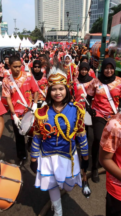 Penampilan parade drumband SMA turut mengkampanyekan Sail Teluk Cenderawasih di kawasan Thamrin.<br>