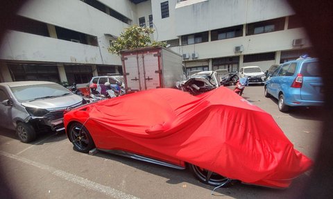 Pengemudi Ferrari Seruduk 5 Kendaraan di Bundaran Senayan Jadi Tersangka, Ini Sosoknya