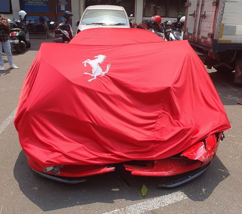 Pengemudi Ferrari Seruduk 5 Kendaraan di Bundaran Senayan Jadi Tersangka, Ini Sosoknya