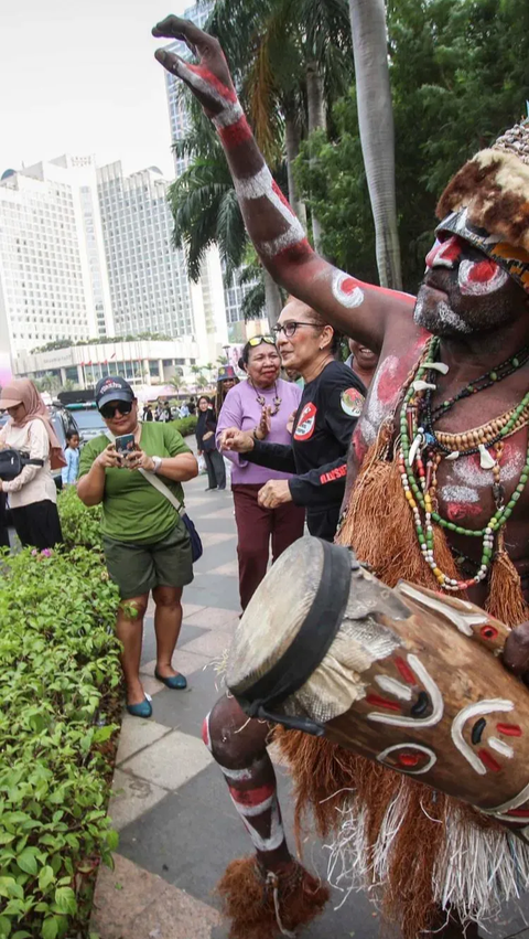 FOTO: Keramahan Suku Adat Papua Menyapa Warga DKI Jakarta Melalui Budaya
