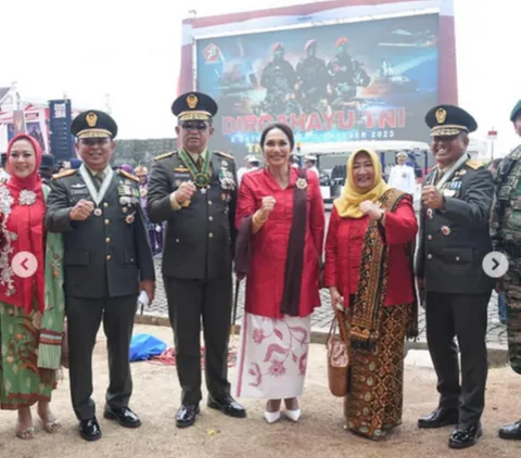 Sementara itu, Uli Pandjaitan tampak mengenakan busana kebaya modern berwarna merah yang dipadukan dengan kain bawahan berwarna putih beraksen merah. Penampilannya pun begitu memukau dan anggun. <br>