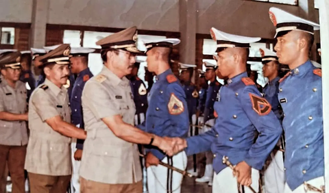 Dalam foto yang dibagikan, Yusri menyebut jika foto itu diambil pada tahun 1989 ketika dirinya masih menjadi kopral taruna.