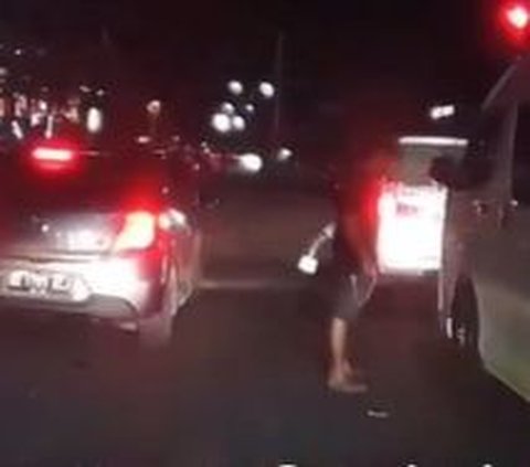 Viral Aksi Pengamen di Medan Tusuk Ban Mobil karena Tak Diberi Uang, Aksinya Bikin Geram Warganet