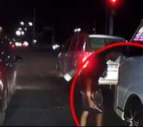 Viral Aksi Pengamen di Medan Tusuk Ban Mobil karena Tak Diberi Uang, Aksinya Bikin Geram Warganet