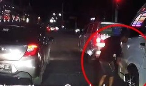 Berdasarkan keterangan unggahan, si pengamen menusuk ban mobil lantaran merasa kesal tak diberi uang.<br>