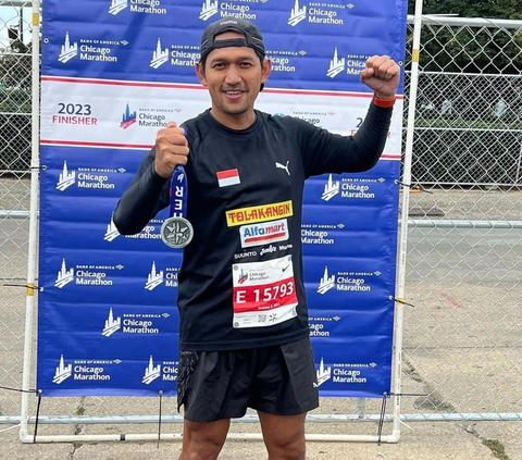 Potret Ibnu Jamil Sukses Ikut Chicago Marathon, Ririn 'Finish Full Senyum Tetep Keceh'