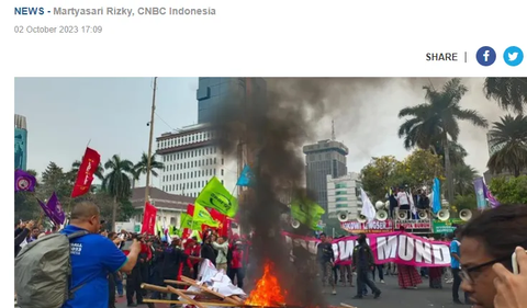 Foto itu menunjukkan buruh membakar atribut bendera, kayu di ruas jalan MH Thamrin arah Sarinah menuju Patung Kuda. Sehingga thumbnail dalam video tidak sesuai dengan judul video yang beredar.<br>