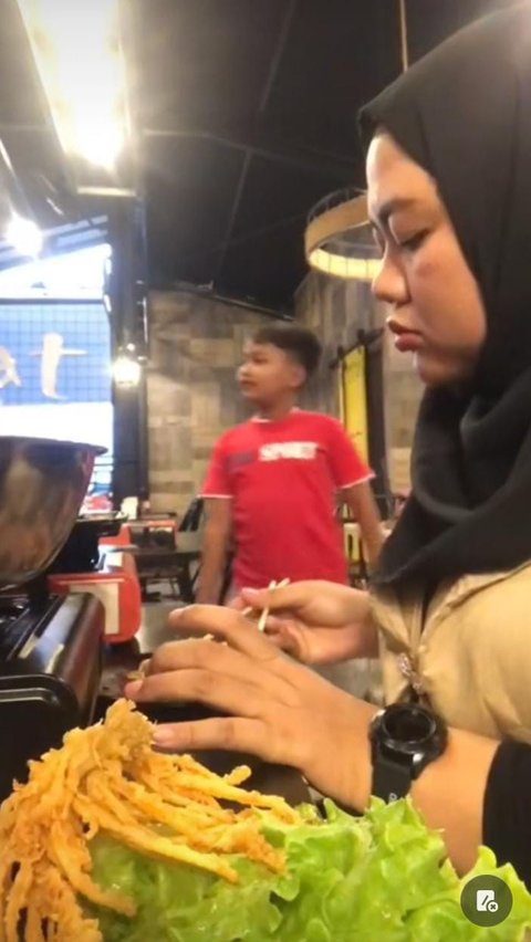 Viral Wanita Lagi Asyik Makan Malah dapat Body Shaming dari Kakek Tak Dikenal <br>