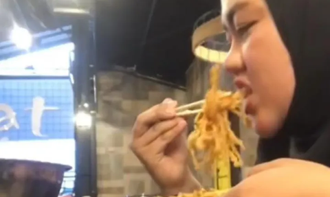 Viral Wanita Lagi Asyik Makan Malah dapat Body Shaming dari Kakek Tak Dikenal